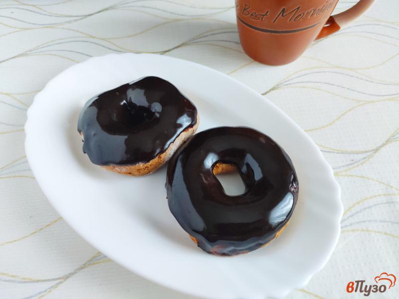 Фото приготовление рецепта: Пончики с шоколадной глазурью шаг №9