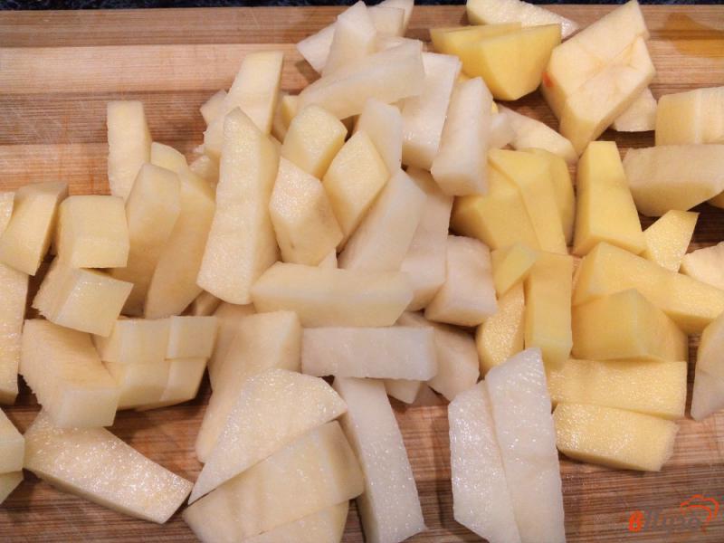 Фото приготовление рецепта: Жареная картошка с шампиньонами и болгарским сладким перцем шаг №5