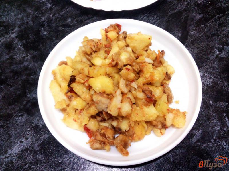 Фото приготовление рецепта: Жареная картошка с шампиньонами и болгарским сладким перцем шаг №7