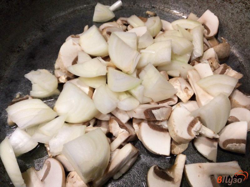 Фото приготовление рецепта: Гречка с куриными бедрами и грибами шаг №2