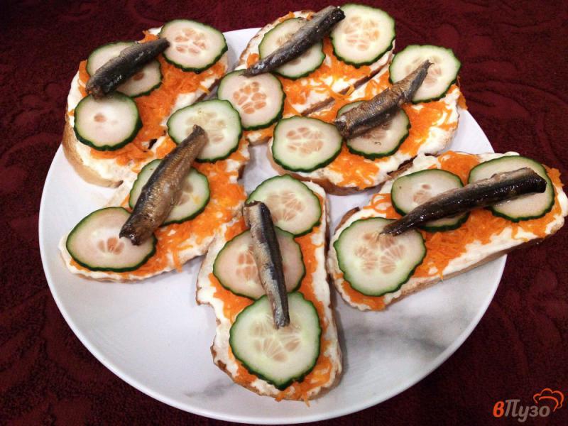 Фото приготовление рецепта: Бутерброды со шпротами морковью и огурцом шаг №5