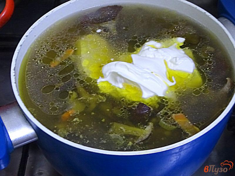 Фото приготовление рецепта: Суп с опятами и сметаной шаг №8