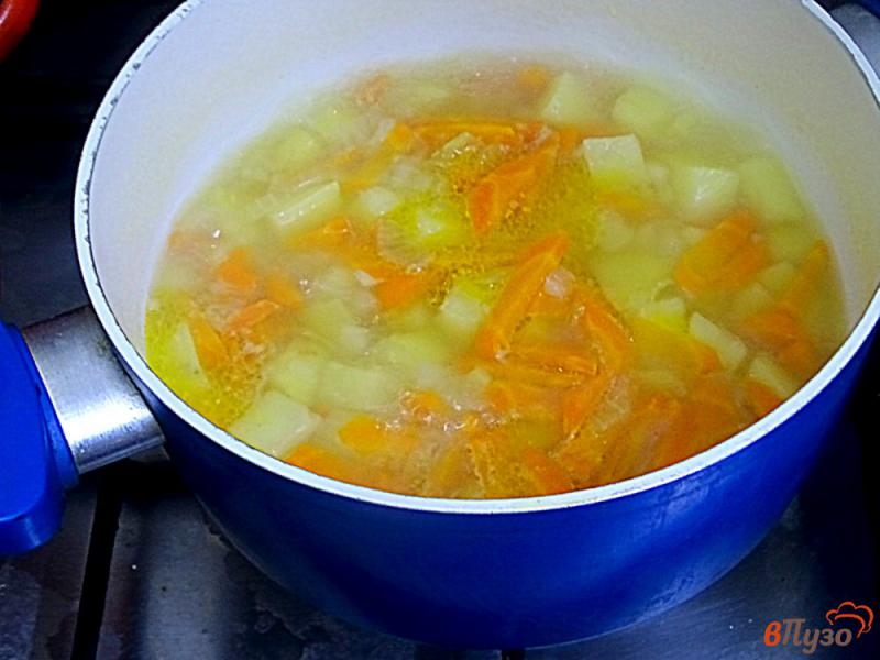 Фото приготовление рецепта: Суп с опятами и сметаной шаг №6