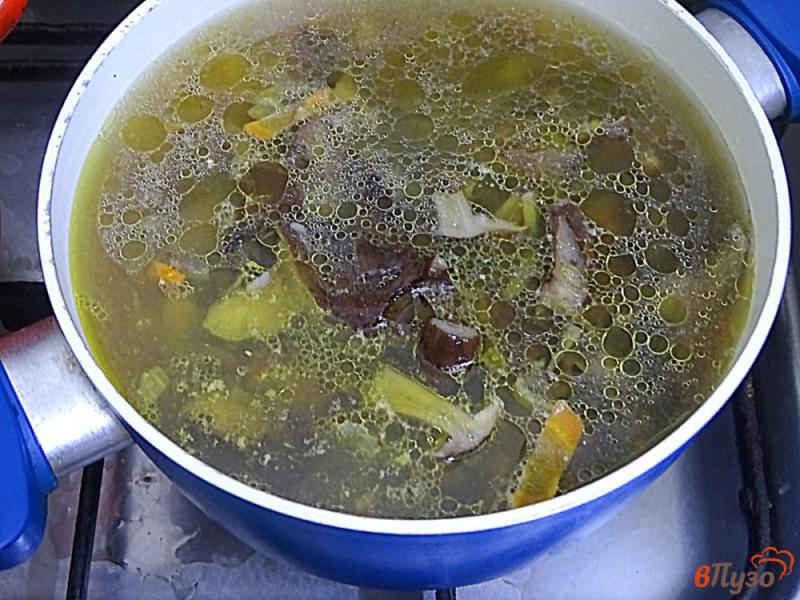 Фото приготовление рецепта: Суп с опятами и сметаной шаг №7