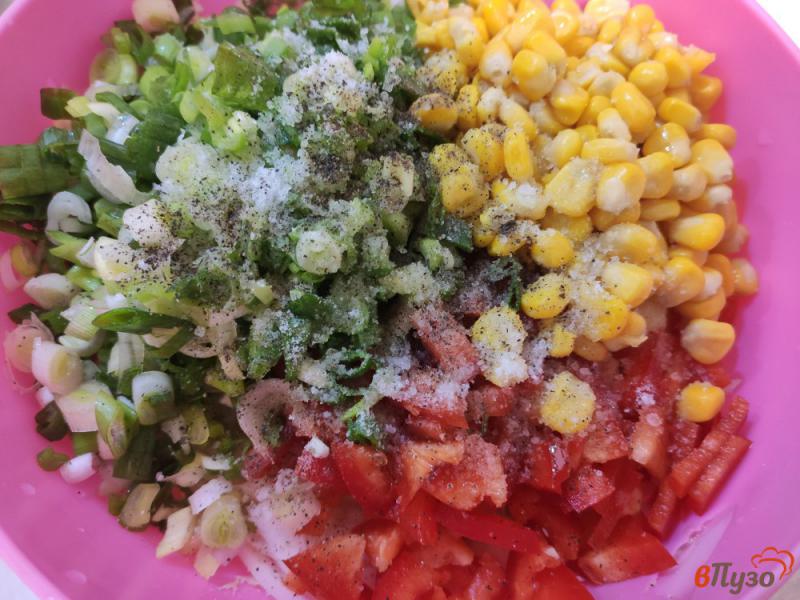 Фото приготовление рецепта: Овощной салат с зелёным луком и кукурузой шаг №3