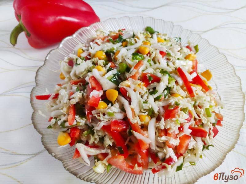 Фото приготовление рецепта: Овощной салат с зелёным луком и кукурузой шаг №4