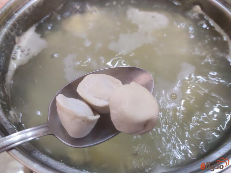 Фото приготовление рецепта: Картофельный суп с пельменями шаг №5