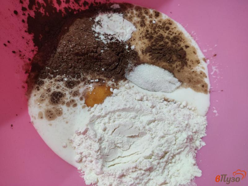 Фото приготовление рецепта: Шоколадный кекс с изюмом шаг №2