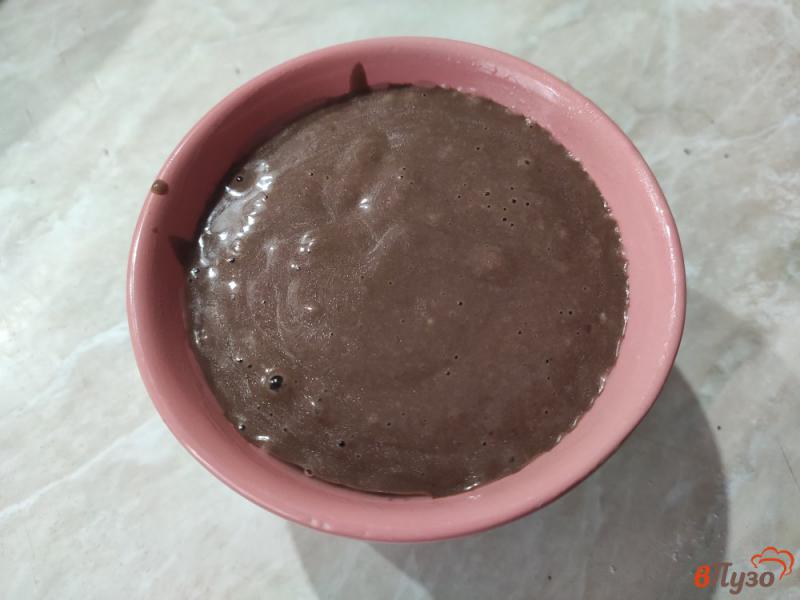 Фото приготовление рецепта: Шоколадный кекс с изюмом шаг №4