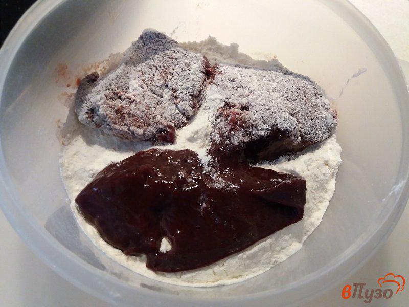 Фото приготовление рецепта: Тушеная печень с карамелизованным луком в сметанном соусе шаг №3