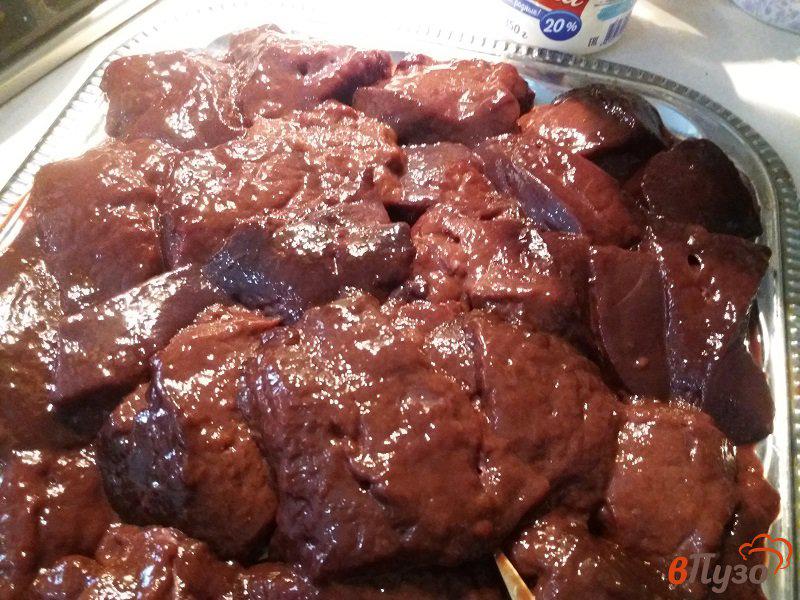 Фото приготовление рецепта: Тушеная печень с карамелизованным луком в сметанном соусе шаг №2