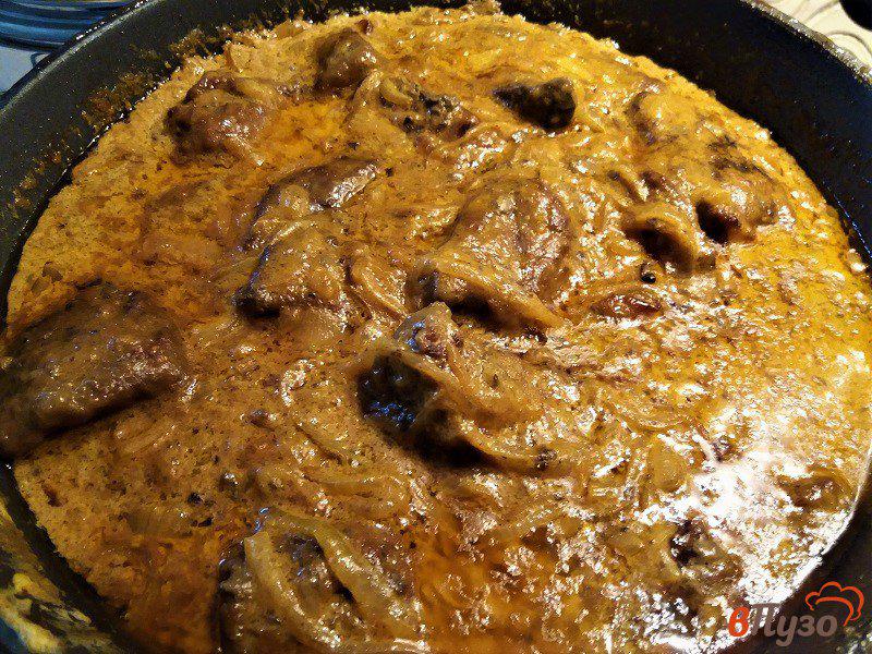 Фото приготовление рецепта: Тушеная печень с карамелизованным луком в сметанном соусе шаг №11