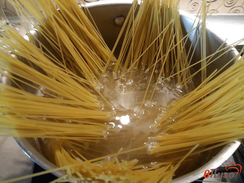 Фото приготовление рецепта: Паста спагетти с соусом из охотничьих колбасок шаг №2