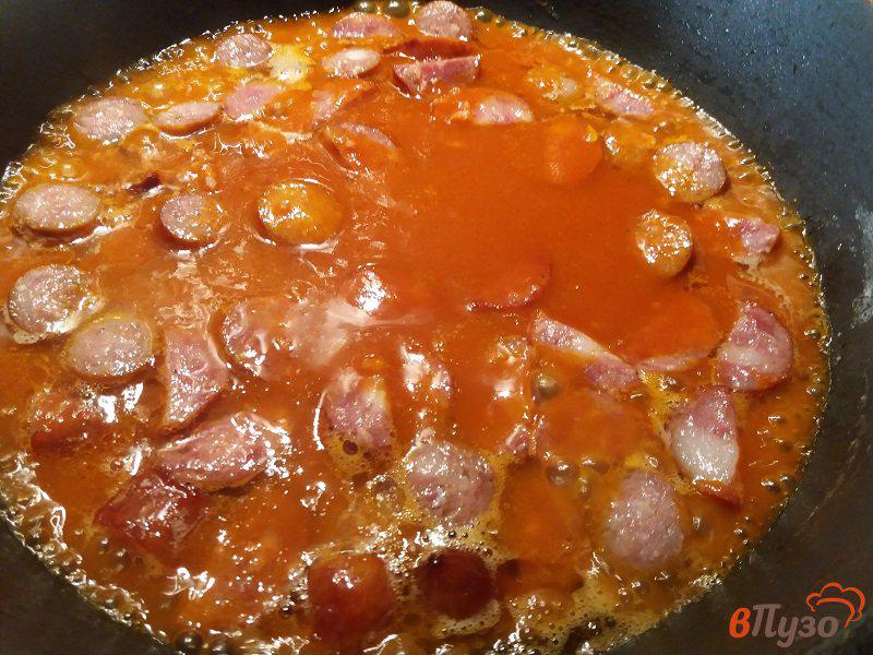 Фото приготовление рецепта: Паста спагетти с соусом из охотничьих колбасок шаг №4