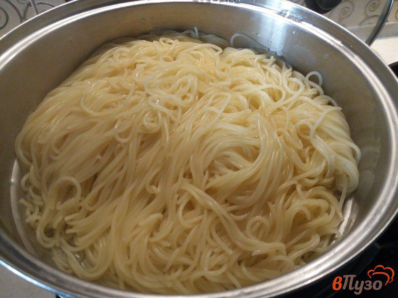 Фото приготовление рецепта: Паста спагетти с соусом из охотничьих колбасок шаг №5