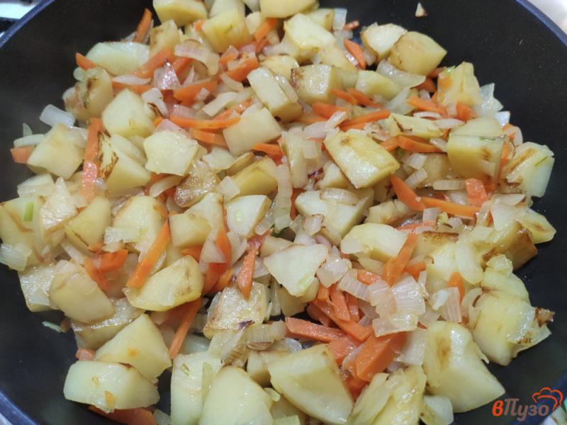 Фото приготовление рецепта: Картошка с грибами и овощами шаг №4