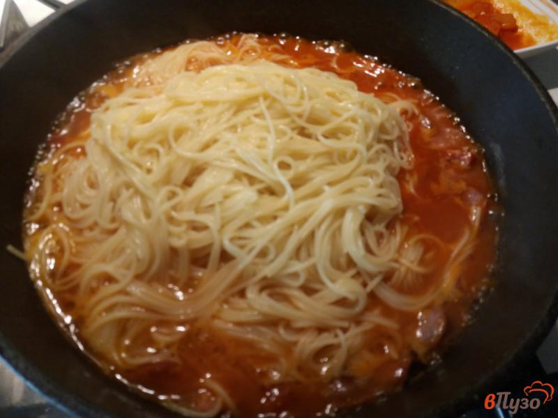 Фото приготовление рецепта: Паста спагетти с соусом из охотничьих колбасок шаг №6