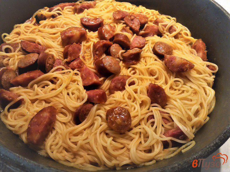 Фото приготовление рецепта: Паста спагетти с соусом из охотничьих колбасок шаг №7