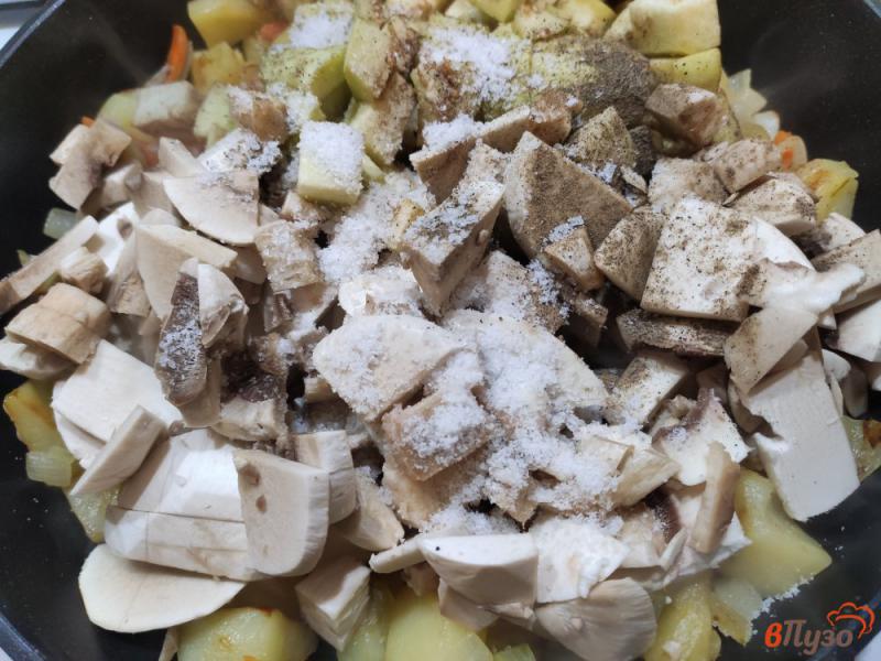 Фото приготовление рецепта: Картошка с грибами и овощами шаг №7