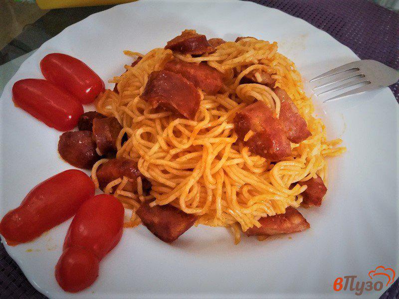 Фото приготовление рецепта: Паста спагетти с соусом из охотничьих колбасок шаг №8
