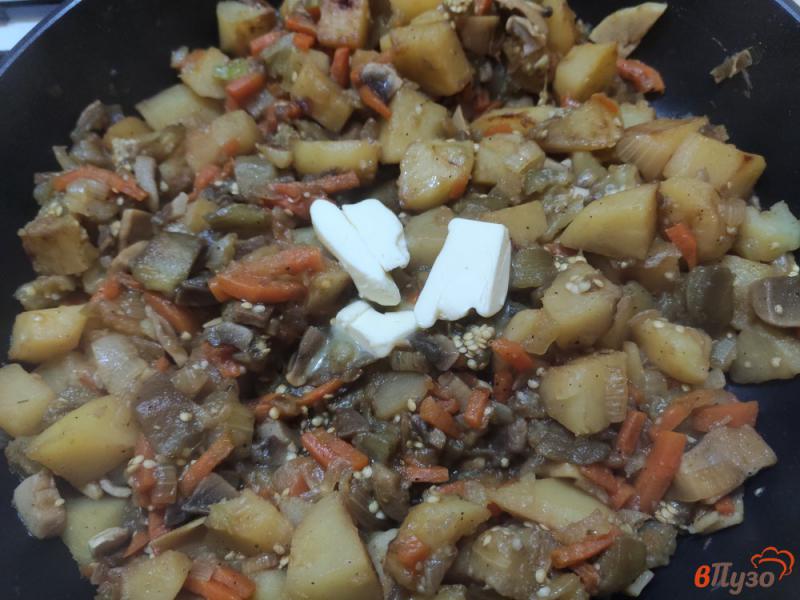 Фото приготовление рецепта: Картошка с грибами и овощами шаг №8