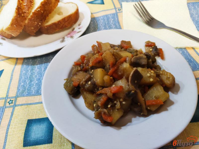 Фото приготовление рецепта: Картошка с грибами и овощами шаг №9