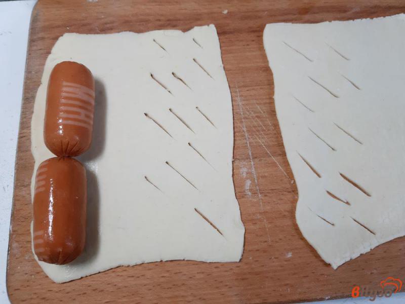 Фото приготовление рецепта: Сосиски в тесте с сырными палочками шаг №3
