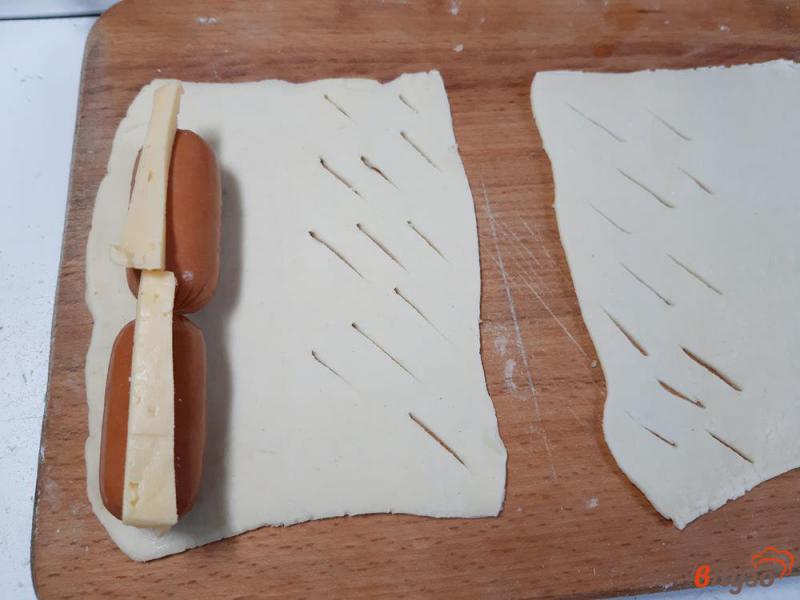 Фото приготовление рецепта: Сосиски в тесте с сырными палочками шаг №4