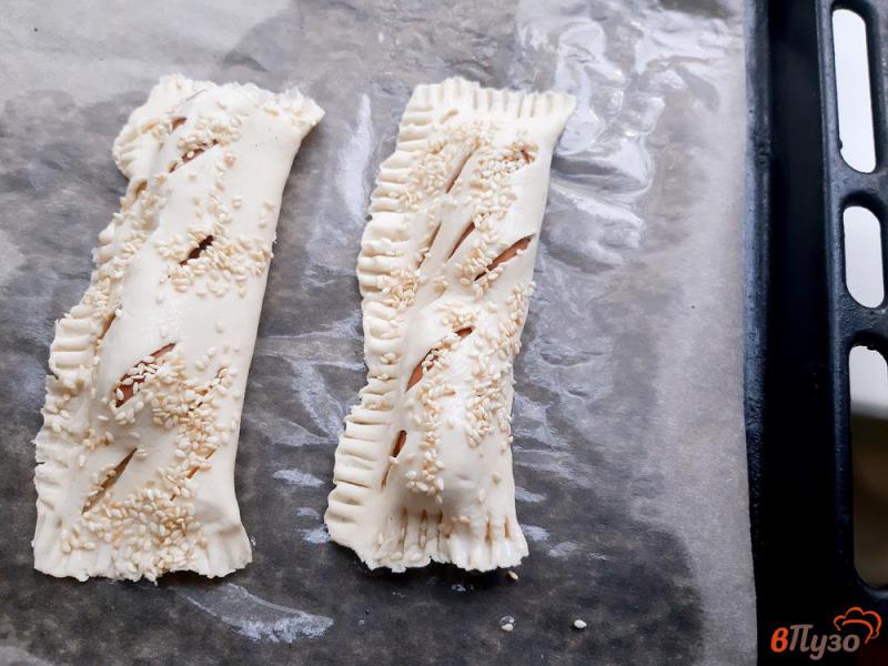 Фото приготовление рецепта: Сосиски в тесте с сырными палочками шаг №7