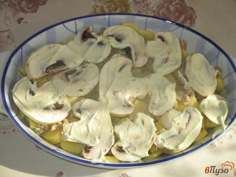 Фото приготовление рецепта: Картофельная запеканка с грибами и фаршем шаг №3