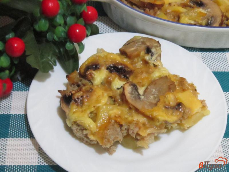 Фото приготовление рецепта: Картофельная запеканка с грибами и фаршем шаг №5