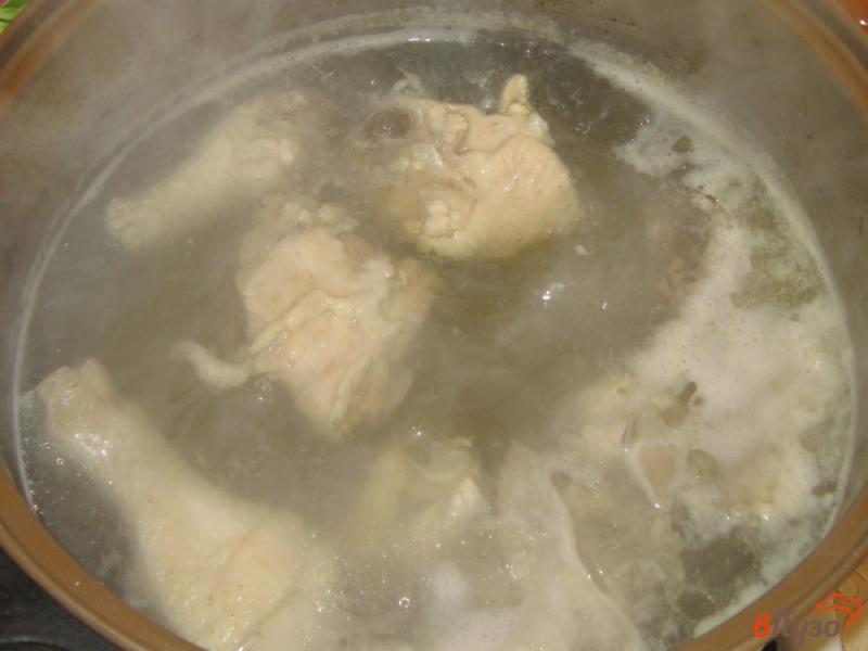 Фото приготовление рецепта: Суп куриный с лапшой и грибами шаг №1