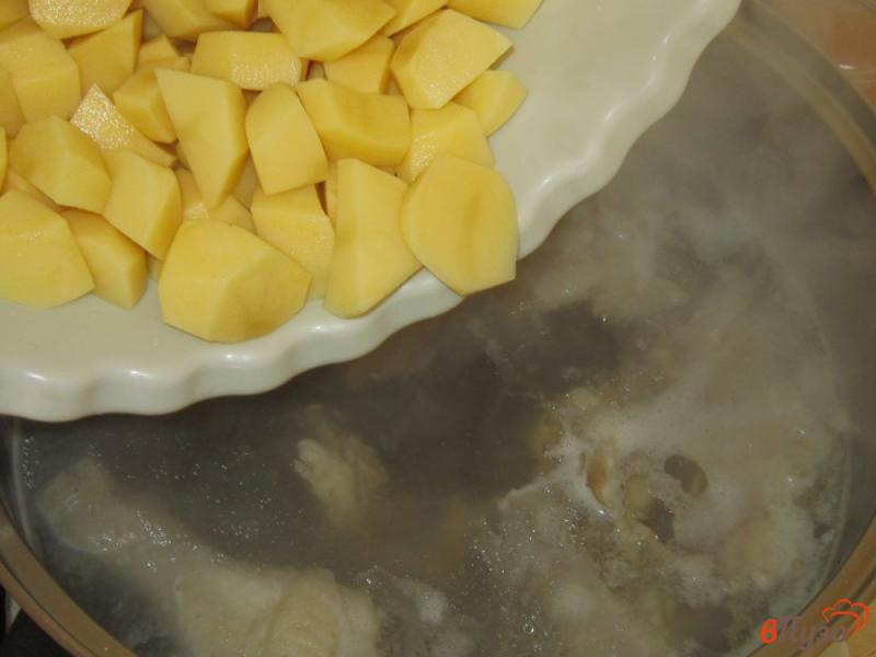 Фото приготовление рецепта: Суп куриный с лапшой и грибами шаг №2