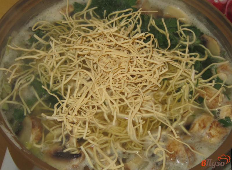 Фото приготовление рецепта: Суп куриный с лапшой и грибами шаг №4
