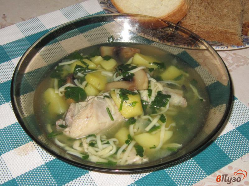 Фото приготовление рецепта: Суп куриный с лапшой и грибами шаг №5