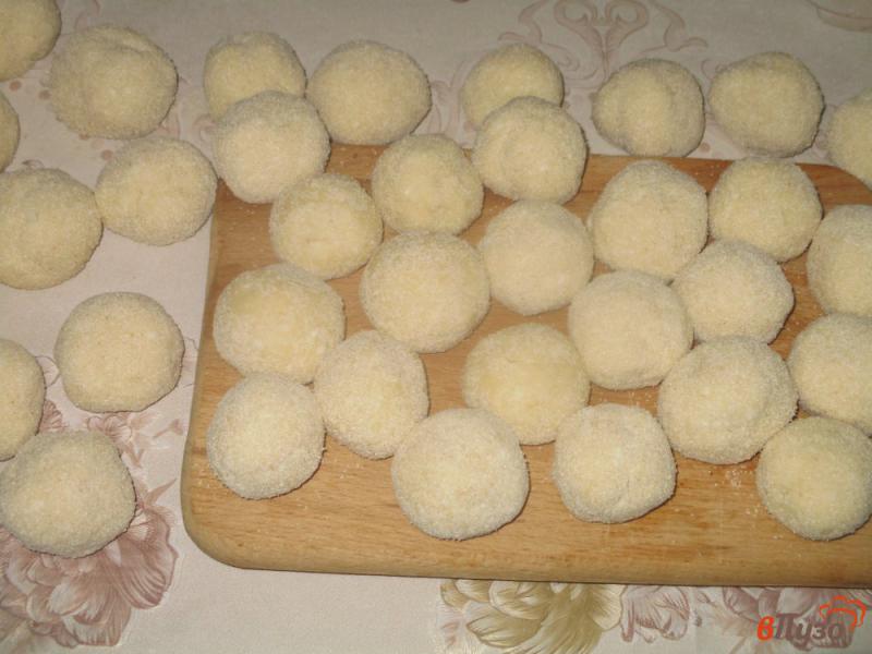 Фото приготовление рецепта: Ванильные творожные пончики шаг №6