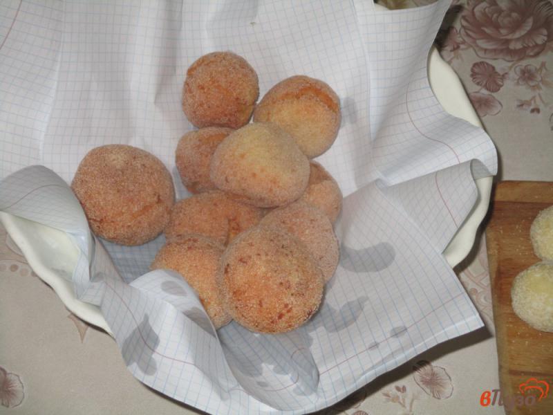 Фото приготовление рецепта: Ванильные творожные пончики шаг №7