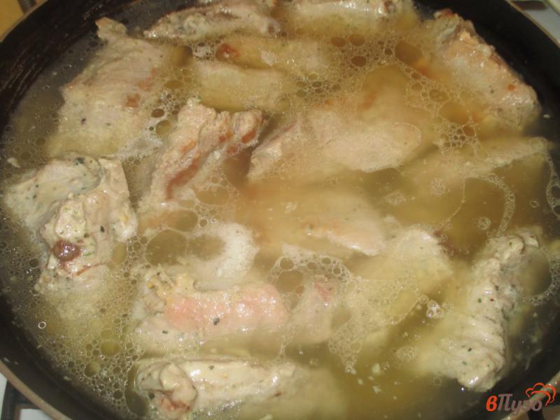 Фото приготовление рецепта: Ребрышки на сковороде с подливой шаг №4