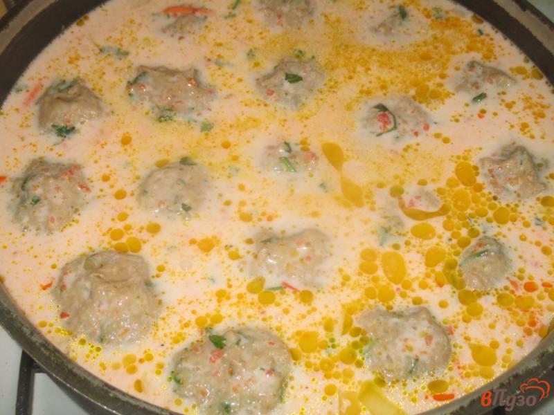 Фото приготовление рецепта: Фрикадельки в сливочно-томатном соусе шаг №7