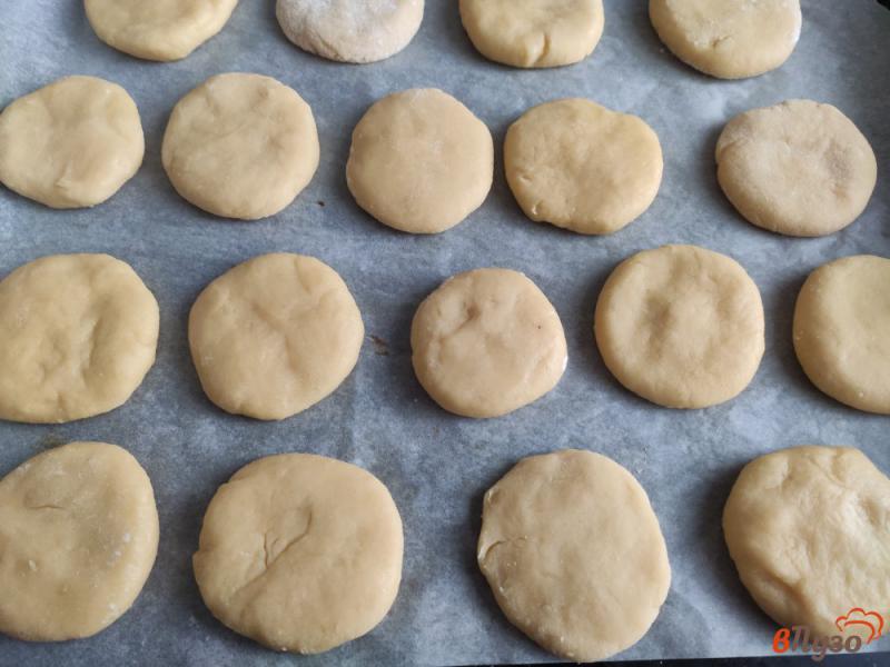 Фото приготовление рецепта: Песочное печенье с абрикосовым пюре шаг №5