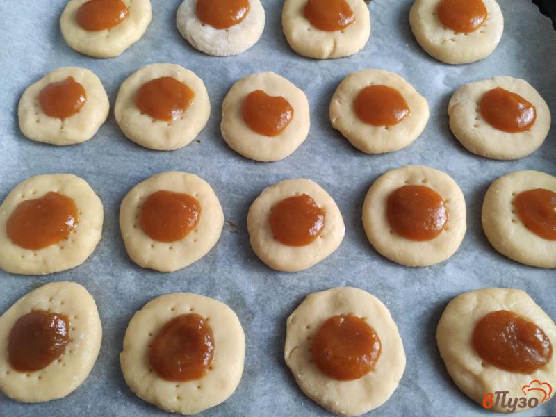 Фото приготовление рецепта: Песочное печенье с абрикосовым пюре шаг №7