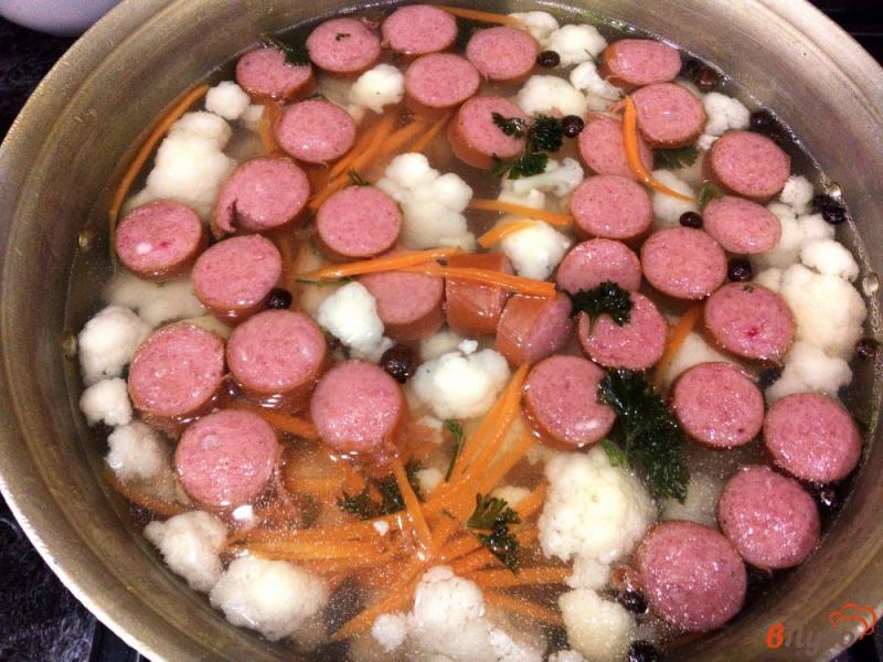 Фото приготовление рецепта: Суп из цветной капусты и охотничьих колбасок шаг №5