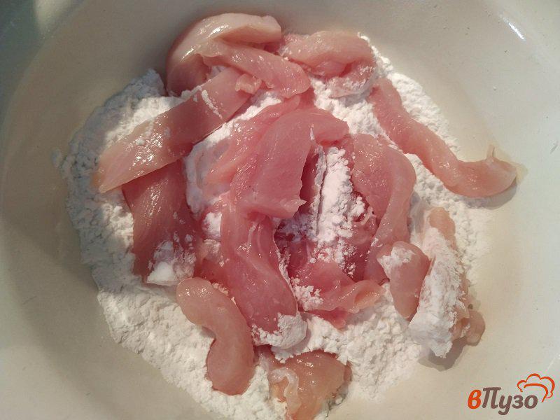 Фото приготовление рецепта: Куриное филе в сметано-томатном соусе шаг №2