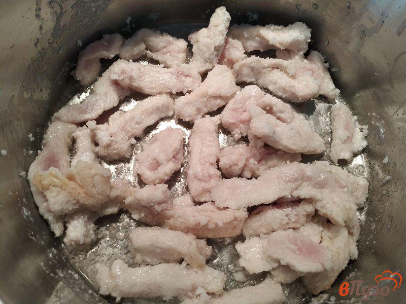 Фото приготовление рецепта: Куриное филе в сметано-томатном соусе шаг №3