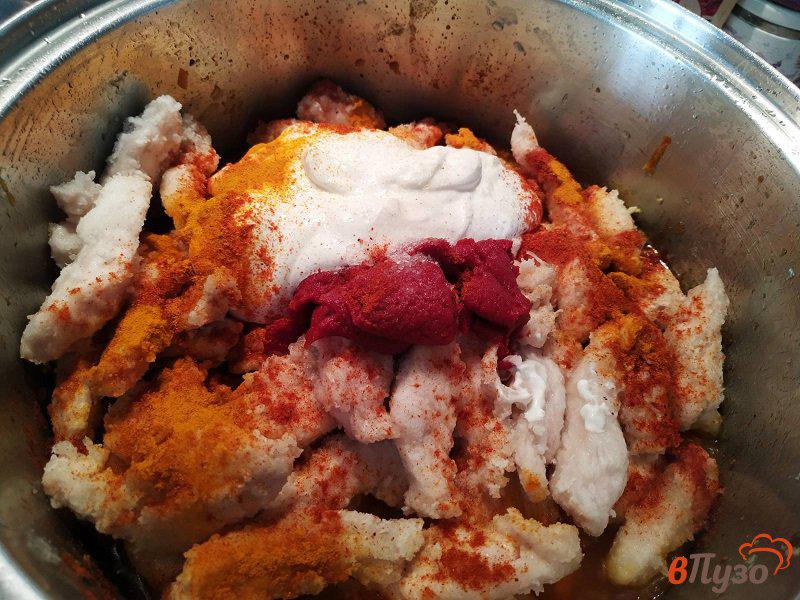 Фото приготовление рецепта: Куриное филе в сметано-томатном соусе шаг №7