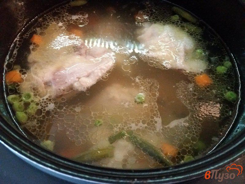 Фото приготовление рецепта: Куриный суп с овощами и овсяными хлопьями шаг №4