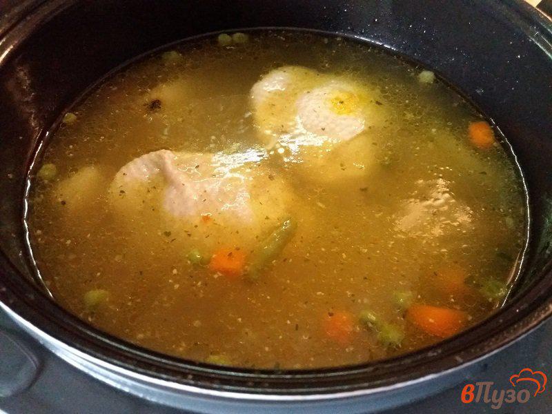 Фото приготовление рецепта: Куриный суп с овощами и овсяными хлопьями шаг №5