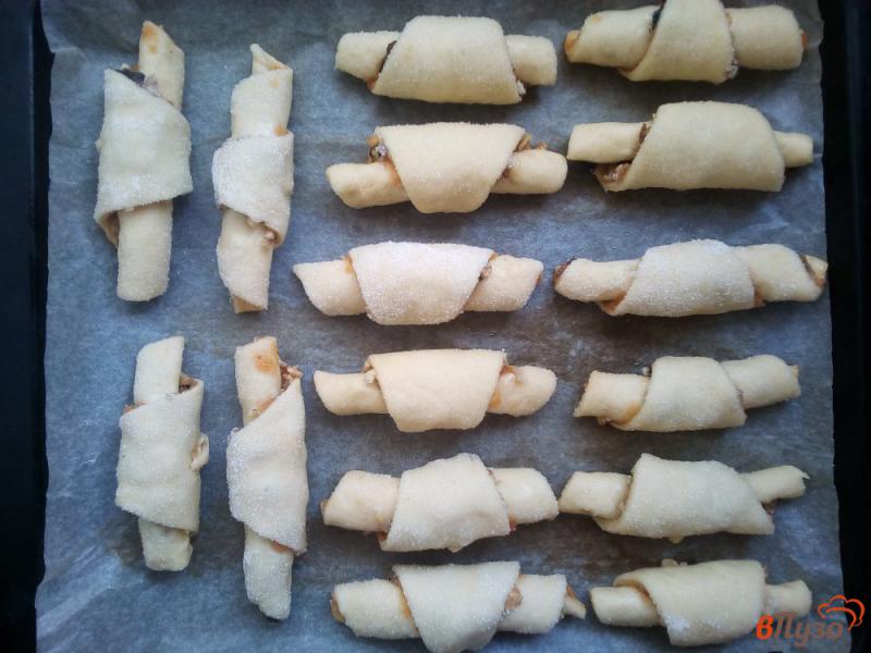 Фото приготовление рецепта: Рогалики с абрикосовым джемом и черносливом шаг №10
