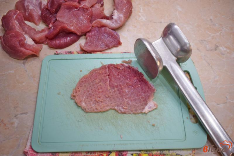 Фото приготовление рецепта: Свиные отбивные в панировке на сковороде шаг №1