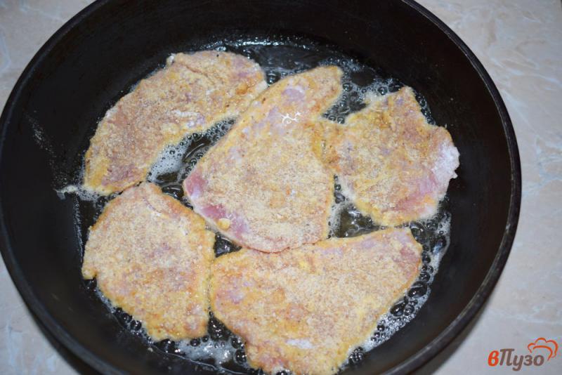 Фото приготовление рецепта: Свиные отбивные в панировке на сковороде шаг №5